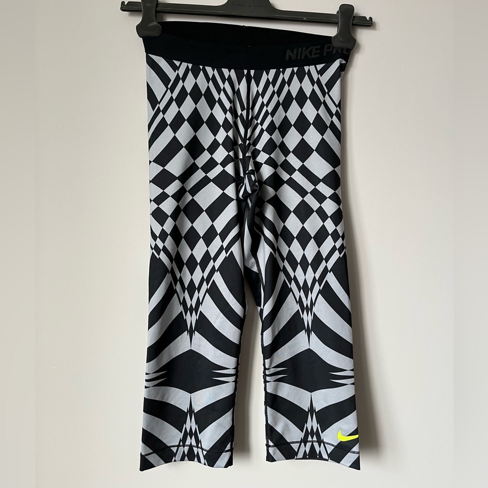 Nike pro black and gray crop leggings